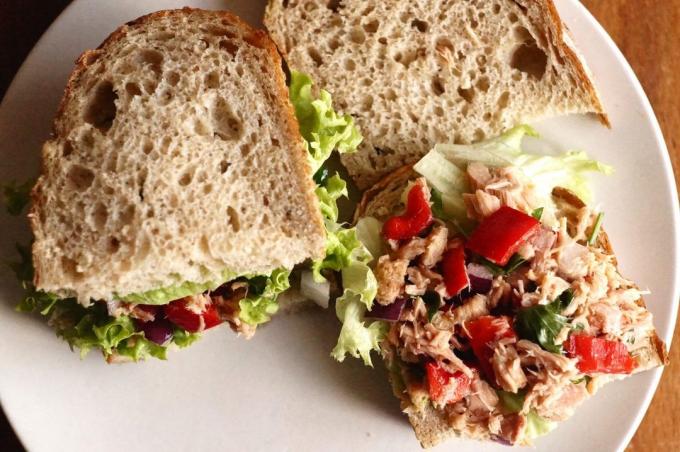 Sandwich met tonijn en kruiden