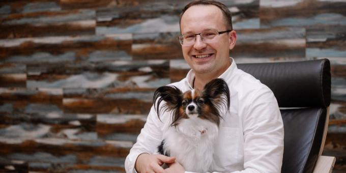 De oprichter van het spel lokalisatie studio INLINGO Pavel Tokarev hondvriendelijke office