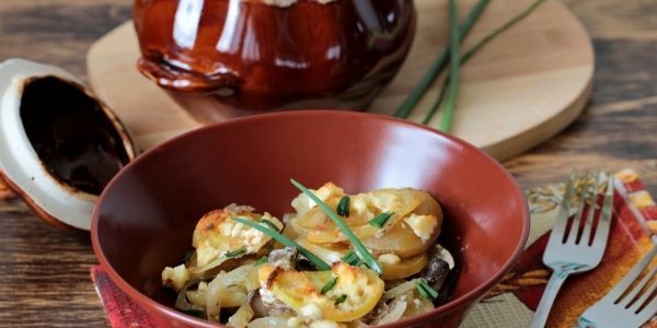 Aardappelen met champignons in potten