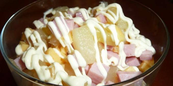 Salade met ham, kaas en ananas: een eenvoudig recept
