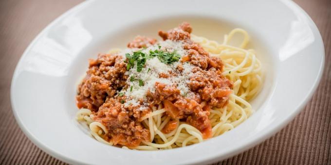 Roomkaas: Pasta met tomaat en vleessaus