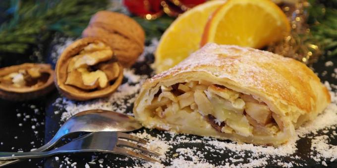 Strudel met appels uit de afgewerkte bladerdeeg