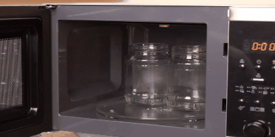 Hoe te potten te steriliseren in de magnetron: Vul het water potten en plaats in de magnetron