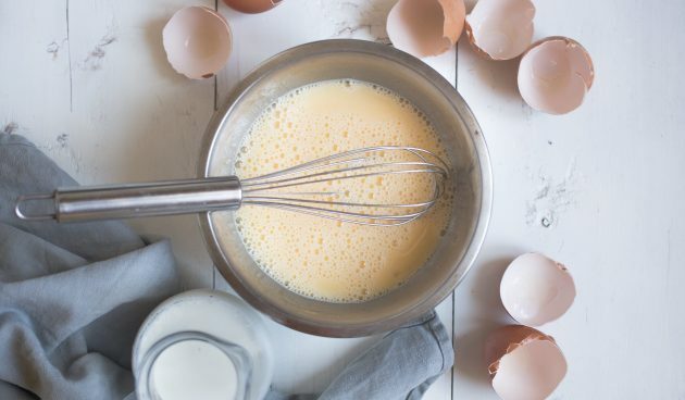 Quesadilla's met kaas, everch, mosterd en roerei: Klop eieren, zout en melk voor roerei