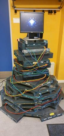 Kerstboom gemaakt van routers