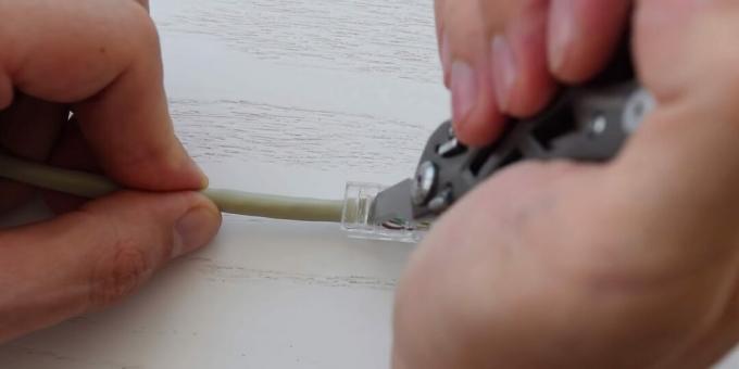 Een twisted pair-kabel krimpen: Zet de connector vast