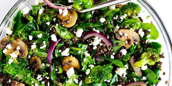 Plantaardige salade met broccoli, spinazie en linzen