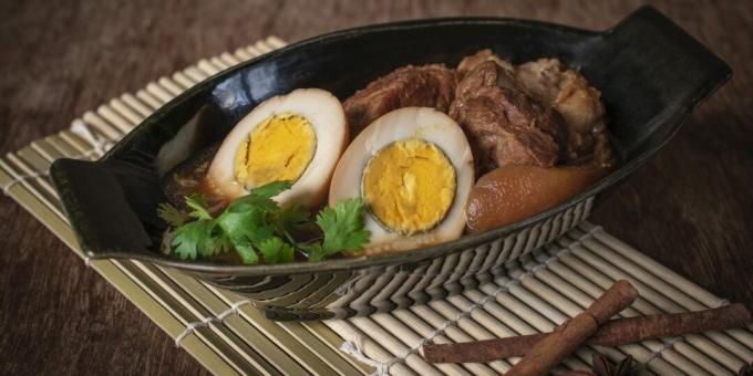 Pittig varkensvlees met eieren op Thaise wijze