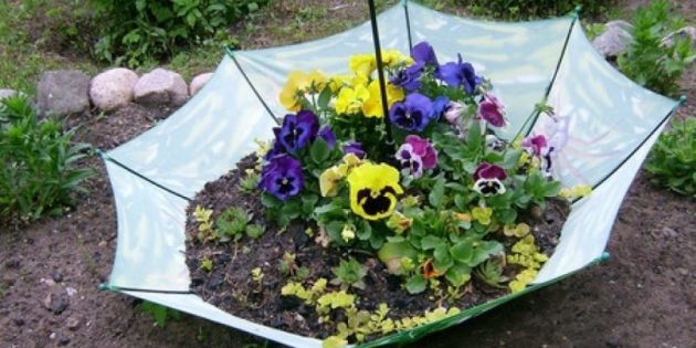 Hoe maak je een bloem bed van oude dingen te maken met hun eigen handen