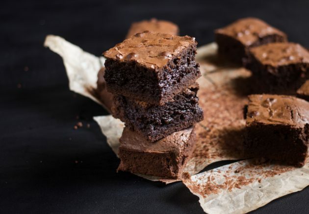 Recept voor chocoladebrownie: snijd gebakken goederen na volledig afkoelen
