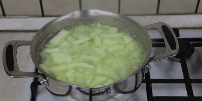Hoe en hoeveel courgette in een pan moet worden gekookt