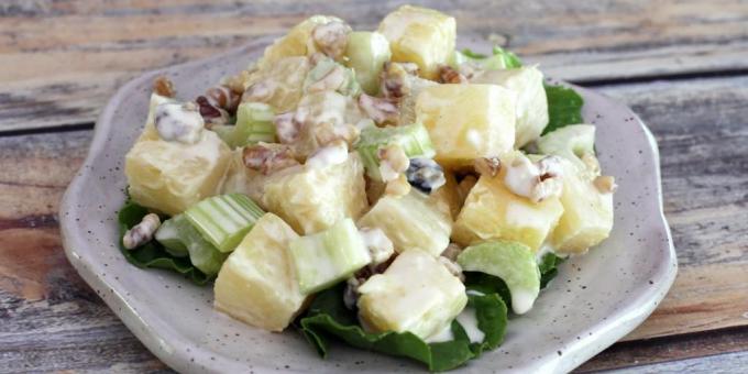 Salade met selderij, ananas en walnoten