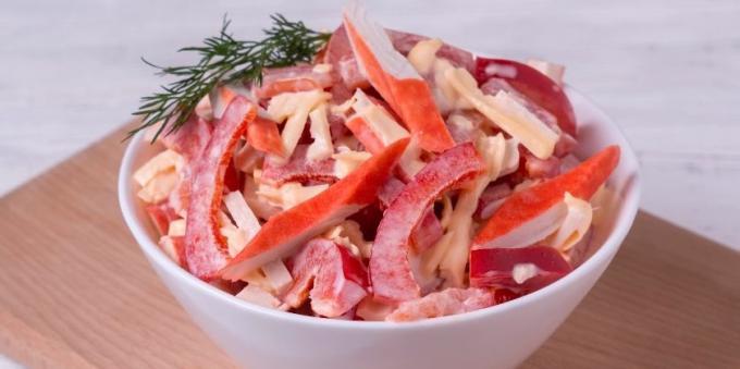 Salade met krab sticks, tomaat, kaas en peper