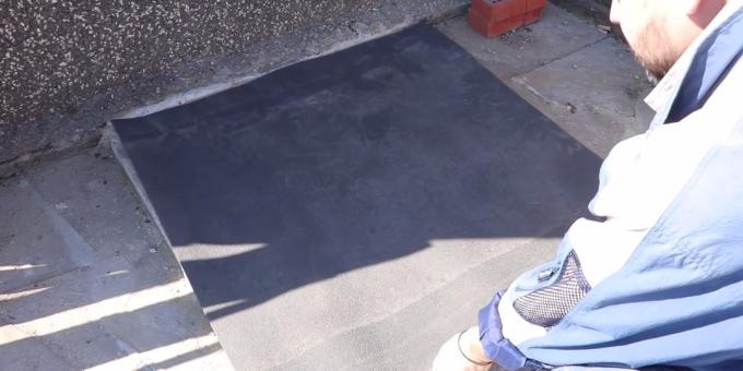 Hoe maak je een tandoor met je eigen handen: leg dakbedekking op de basis
