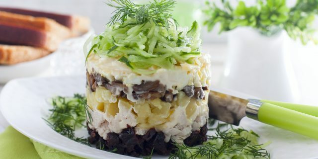 Salade met kip, champignons en pruimen