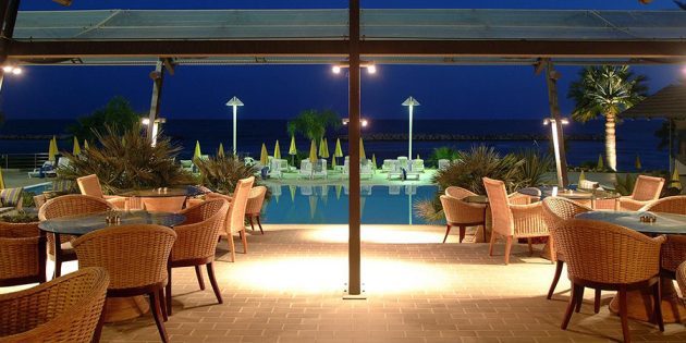 Hotels voor gezinnen met kinderen: Hotel PALM BEACH 4 *, Larnaca, Cyprus