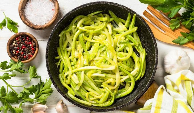 Pittige courgettesalade met sojasaus