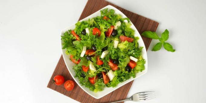 Feestelijke salade met feta-tomaten: een eenvoudig recept