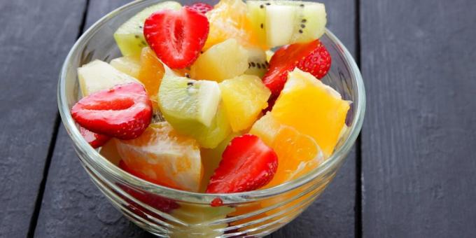 Fruitsalade met aardbeien en limoendressing