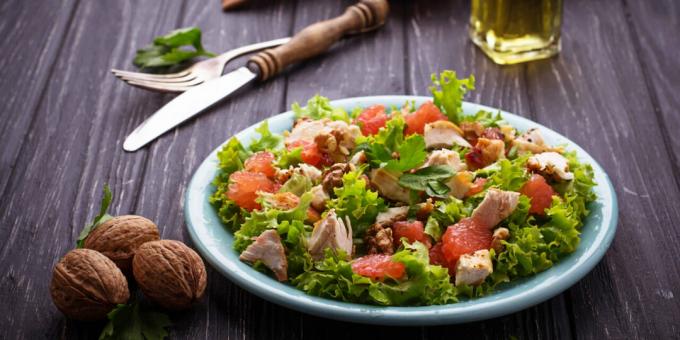 Salade met kip, pompelmoes en noten
