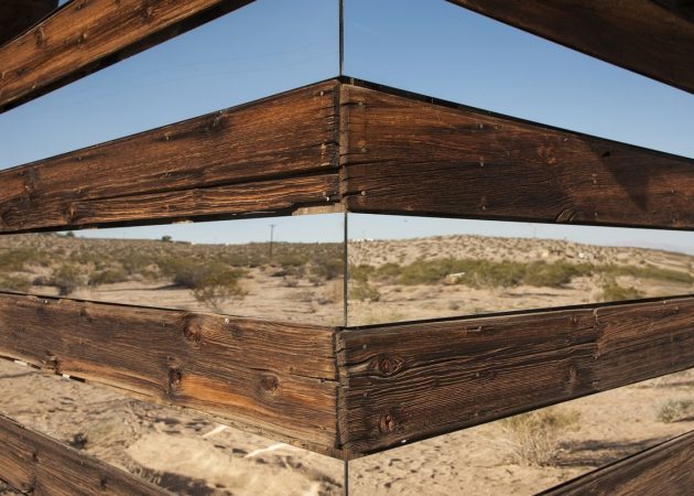 Transparante huis gemaakt van glazen panelen