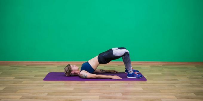 Eenvoudige yogaoefeningen: brughouding