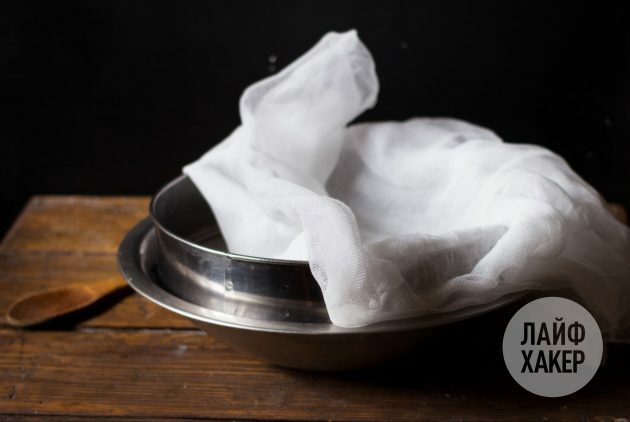 Om zelfgemaakte roomkaas op basis van yoghurt te maken, bedek je de zeef met gaas