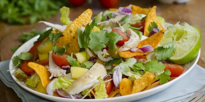 Salade met kip, mango en friet