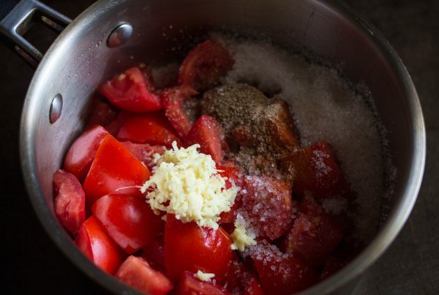 Tomatenjam: Doe de ingrediënten in een pan
