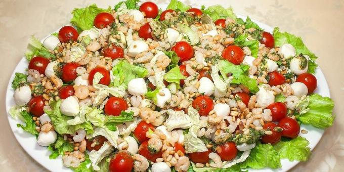 eenvoudig salade recept met garnalen, kaas en pijnboompitten