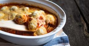 Italiaanse dumplingsbraadpan met tomaten, knoflook en kaas