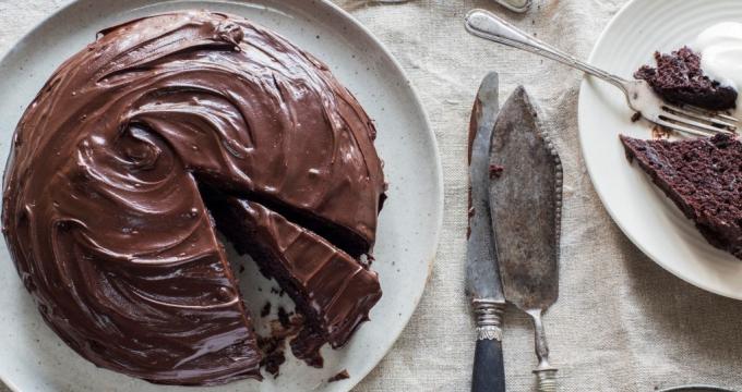 Chocolade cake in de magnetron