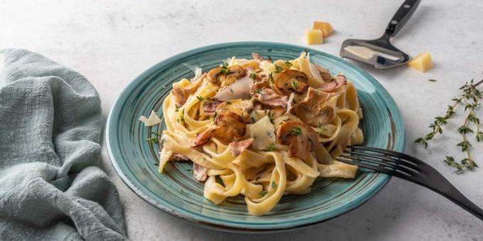 Pasta carbonara met champignons en spek