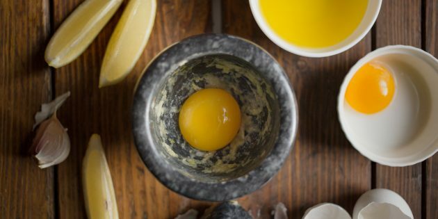 Hoe oesterzwammen in beslag met aioli te koken: wrijf de knoflook in met dooiers en zout