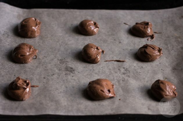meelloze chocoladekoekjes: leg het deeg op het perkamentpapier