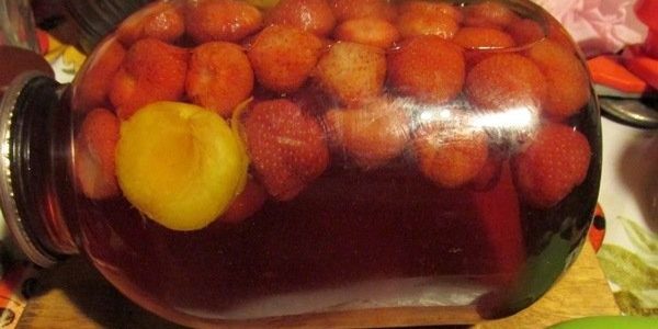 Compote van abrikozen en aardbeien