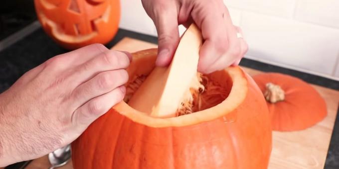 Hoe maak je een pompoen voor Halloween te snijden met je handen: neem de pulp