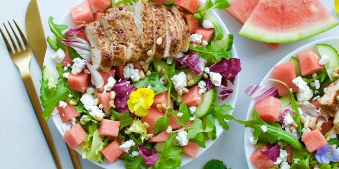 Salade met watermeloen, feta, kip, noten en honingdressing