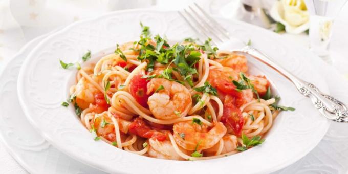 Pasta met garnalen en tomaten