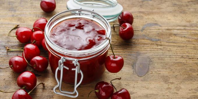 Dikke jam van kersen, ontpit met gelatine