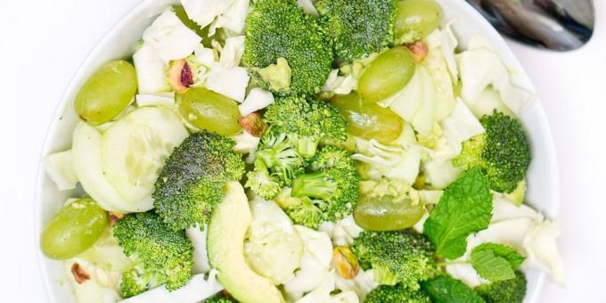 Salade met verse kool, broccoli, komkommers en druiven