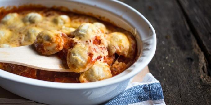 Italiaanse dumplingschotel met tomaten, knoflook en kaas