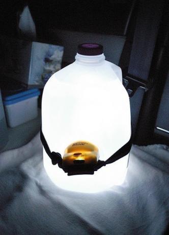 Lamp van een lantaarn en een plastic fles