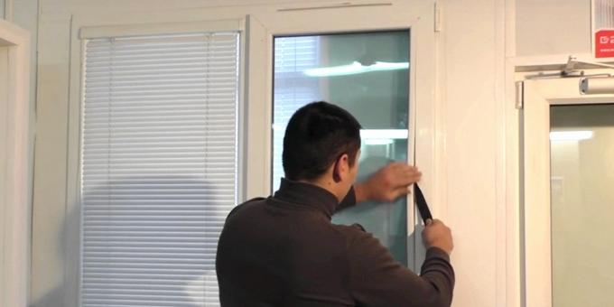 Hoe de plastic venster glaslatten schieten aan te passen