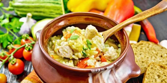 Kip met rijst en groenten in een pot