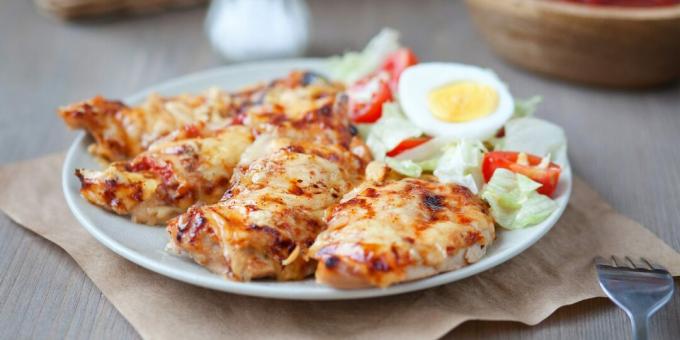 Kipfilet met kaas en tomaten: een eenvoudig recept