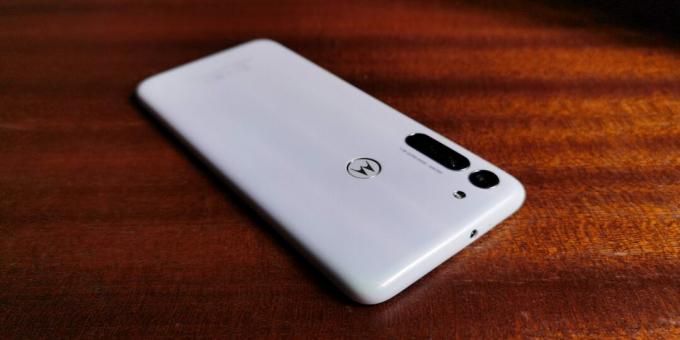 Motorola Moto G8: design en ergonomie