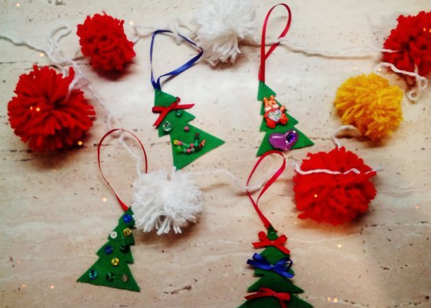 Hoe maak je een huis op krans van pompons New Year's te versieren