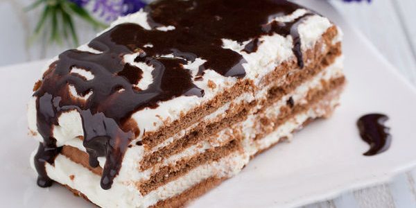 Cake gebak met slagroom en chocolade glazuur