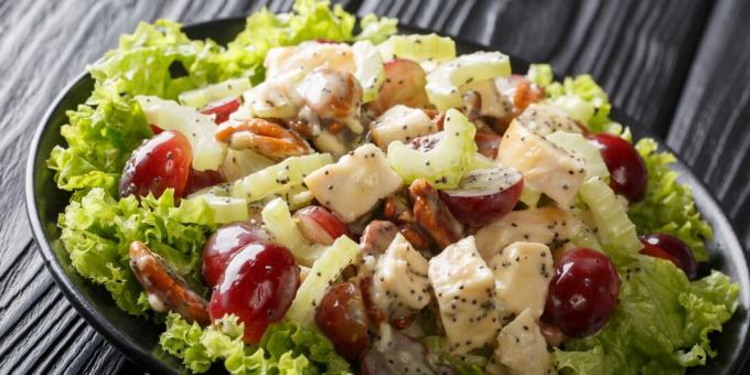 Een eenvoudig salade recept met druiven, kip, selderij en maanzaad